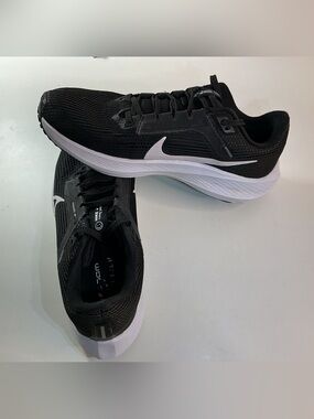 Nike Black & White Men's Athletic Running Shoes